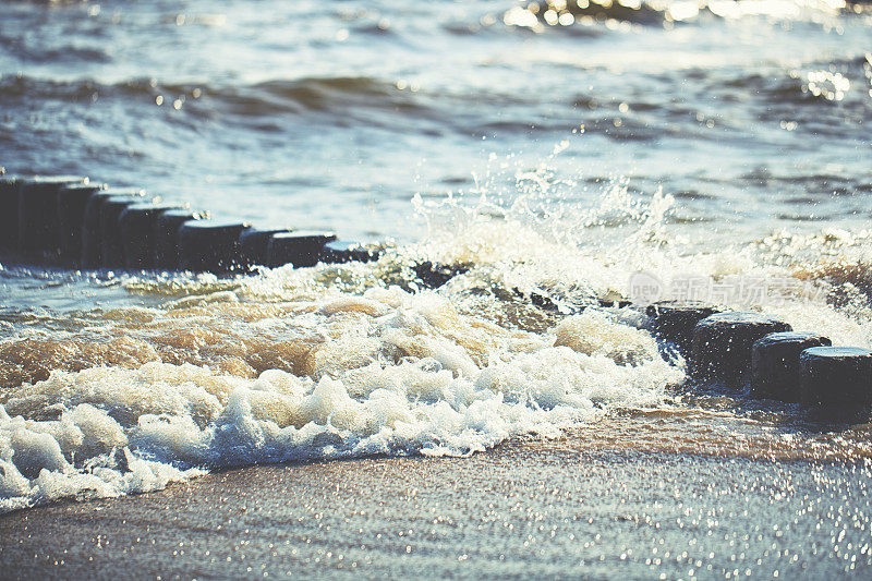 在波罗的海海浪的海滩上腹股沟的细节