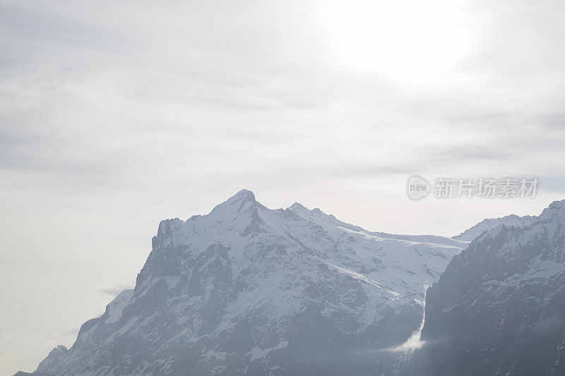 瑞士阿尔卑斯山雪山的景色