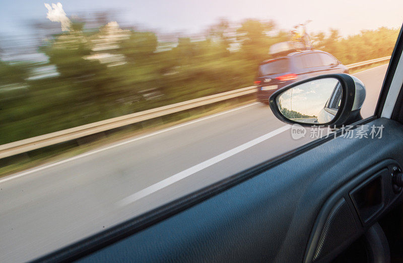 司机从一辆快速行驶的车辆的侧窗观看。