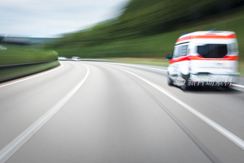 救护车在高速公路上超速行驶