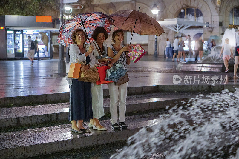 女性资深朋友晚上在城里购物