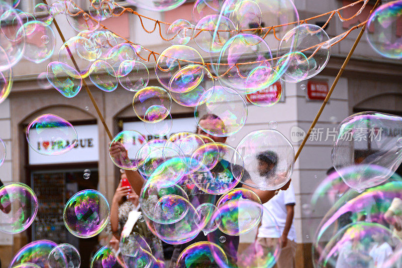 街头艺术家制造大肥皂泡。