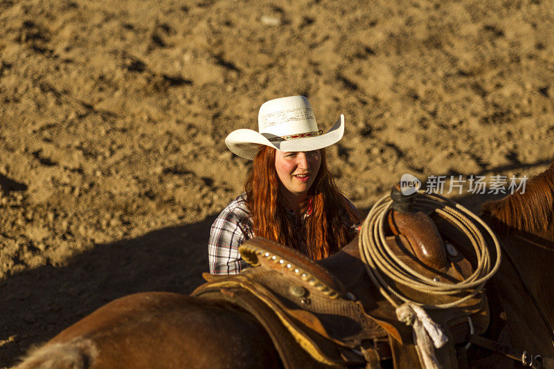 红发女牛仔在美国犹他州盐湖城的桑塔昆山谷与马牛仔