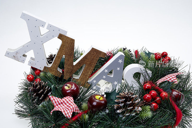 用冷杉树枝和圣诞词装饰的圣诞花环