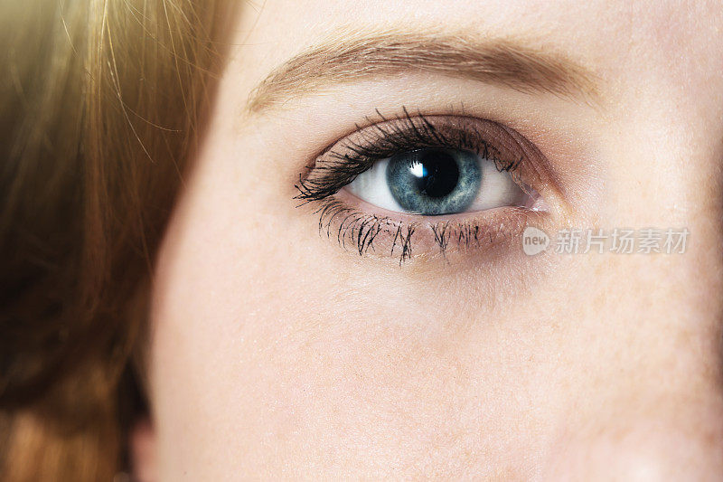 美丽的蓝色女性眼睛在特写
