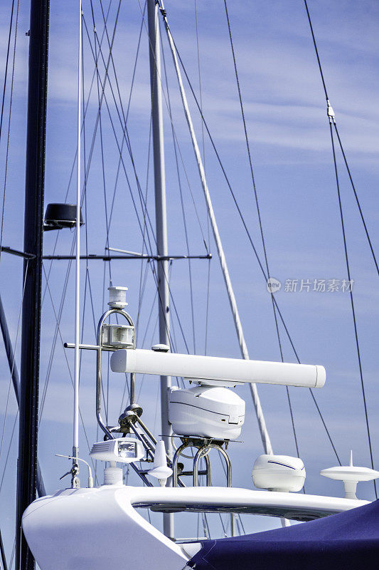 帆船桅杆上的雷达、天线和通信设备