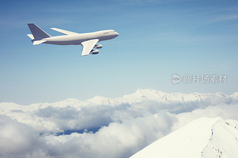 飞机飞过云和雪山