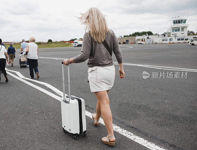 步行上飞机的女人