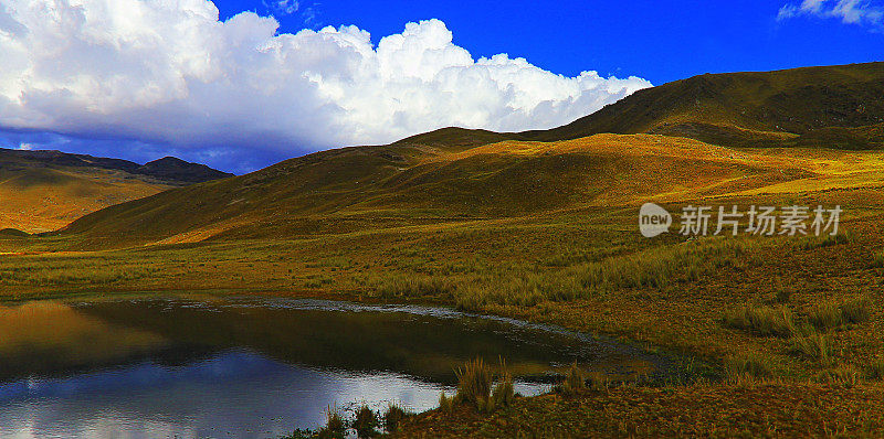秘鲁安第斯山脉帕恰科托-布兰卡山脉-安第斯山脉的湖反射和山谷