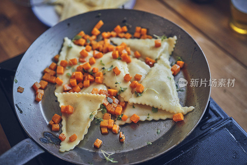 准备百里香辣椒菠菜南瓜馄饨