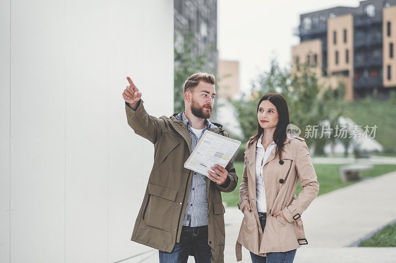 一对年轻夫妇通过分类广告寻找公寓