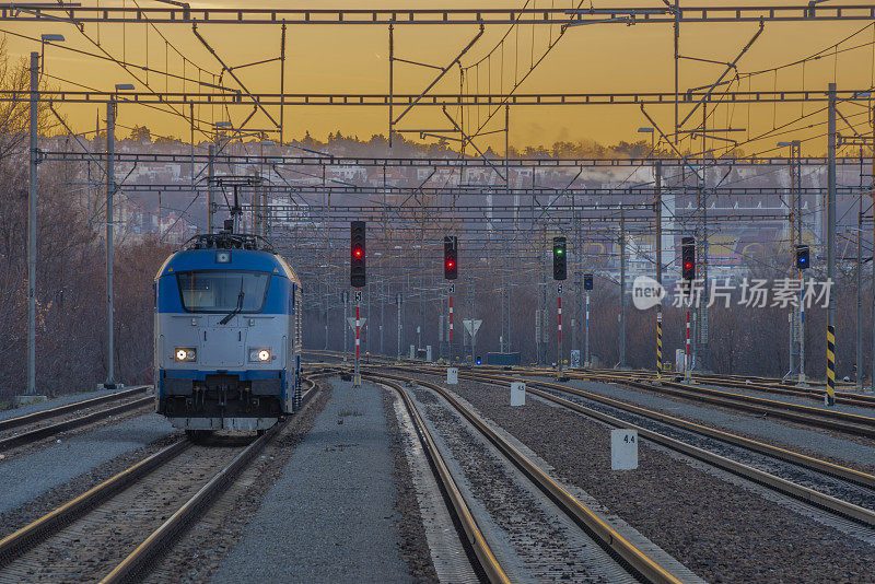 首都布拉格holesvice站的蓝色电动火车