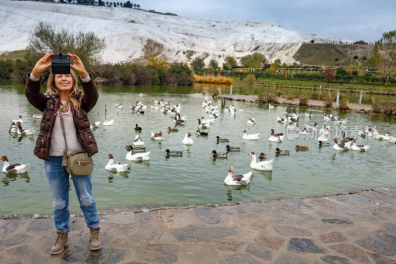 快乐的女人探索土耳其的Pamukkale