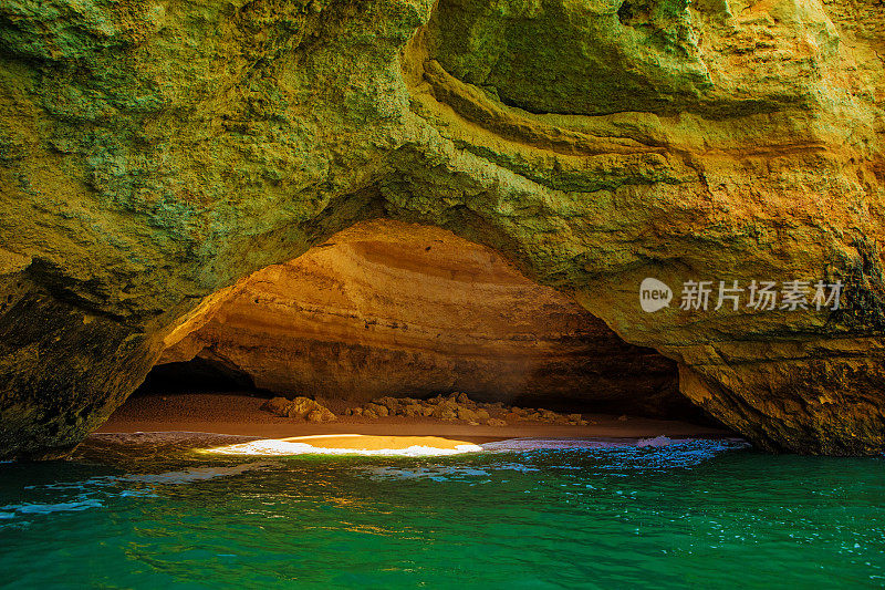 海滩和岩石在葡萄牙阿尔沃在夏末太阳的海景图像