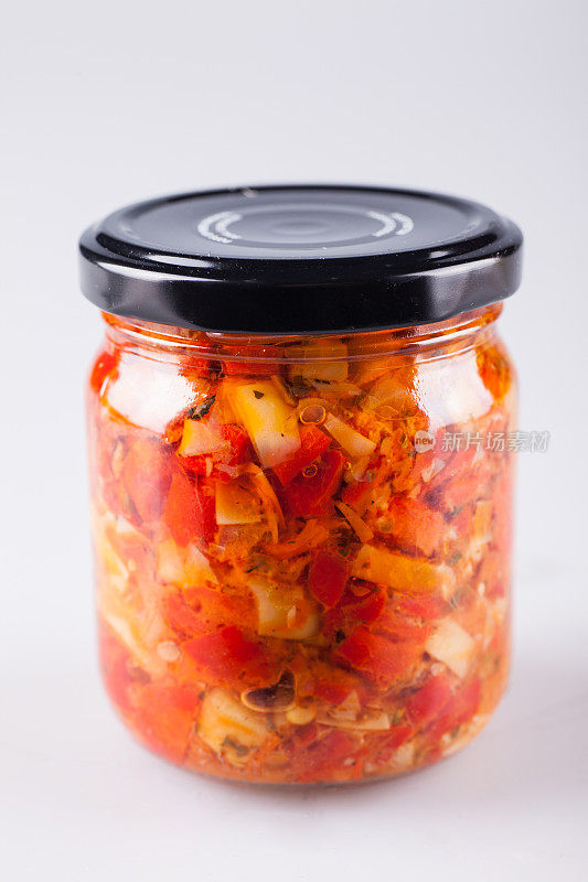 在玻璃储存中保存的蔬菜罐头食品罐子