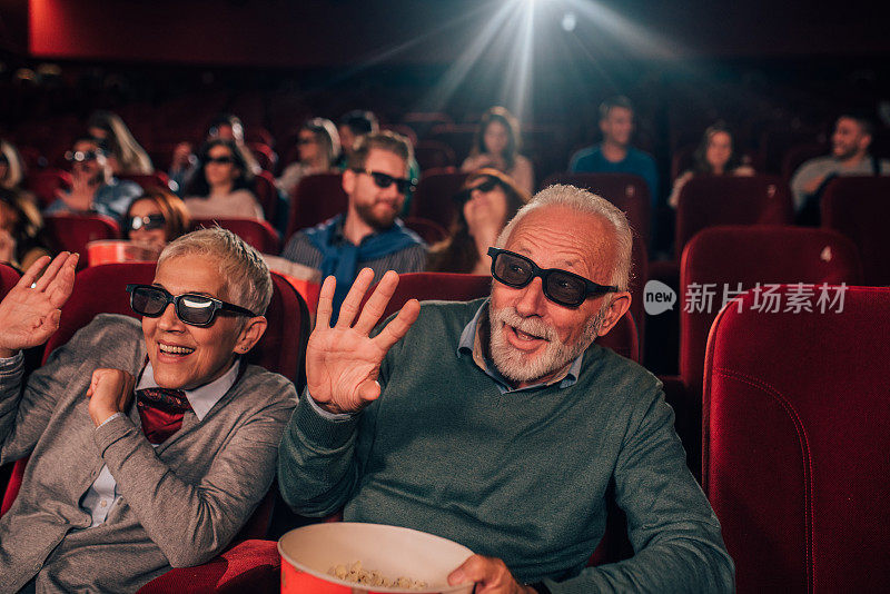 老夫妇在看3D电影
