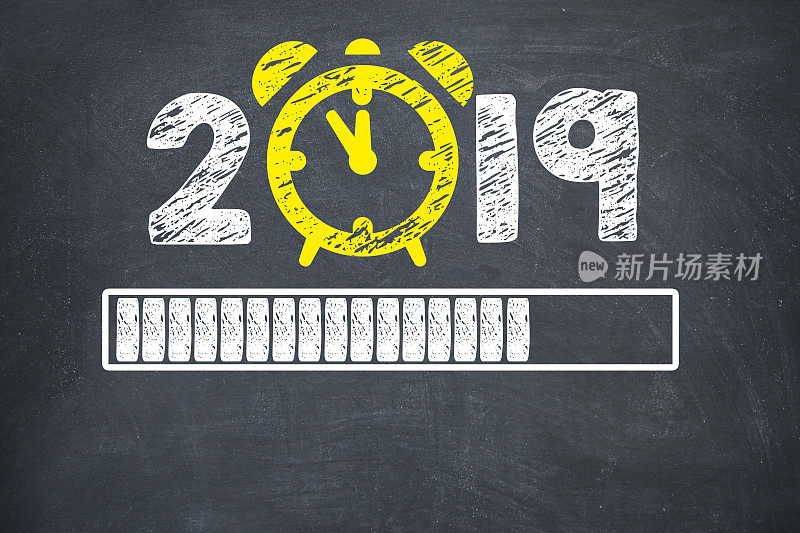 新年概念2019倒计时时钟在黑板上