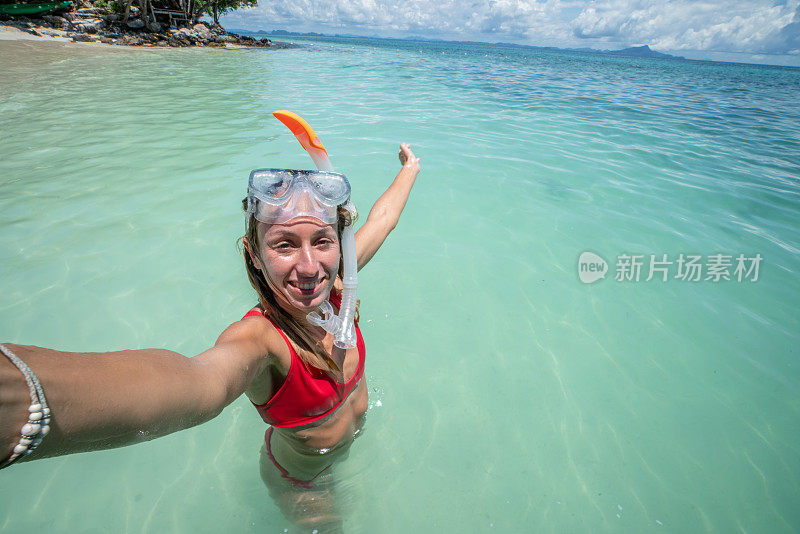 浮潜女孩自拍在热带岛屿上享受海滩假期