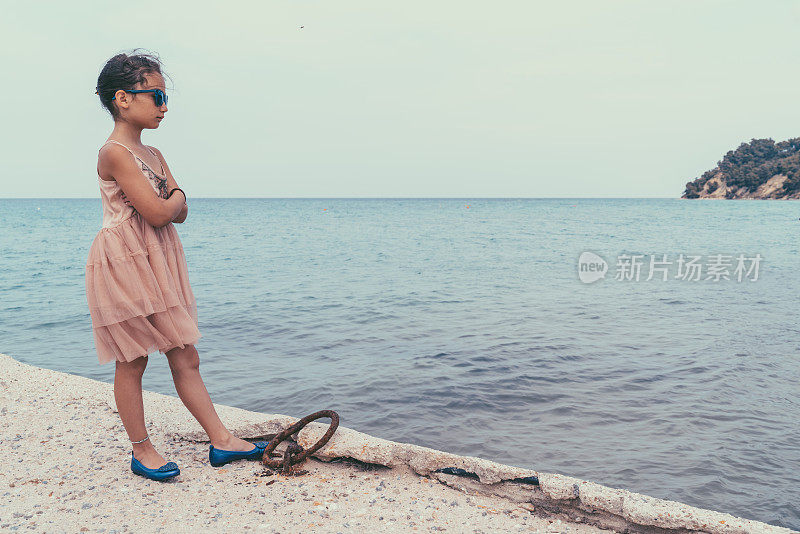 悲伤的女孩凝视着大海