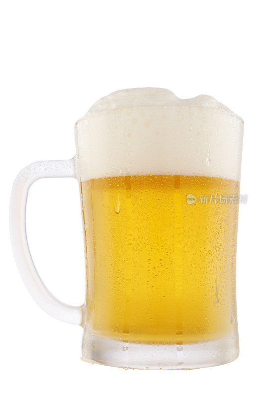 冰镇啤酒杯与水珠凝结。一杯啤酒孤立的白色背景