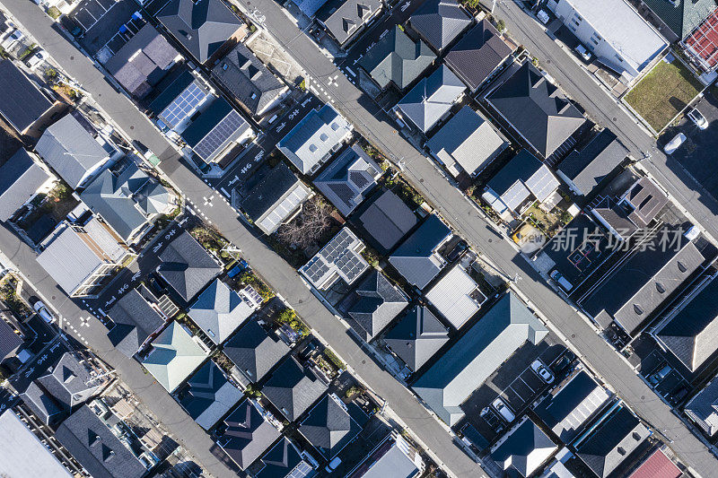 住宅区在一条笔直的街道上的住宅区