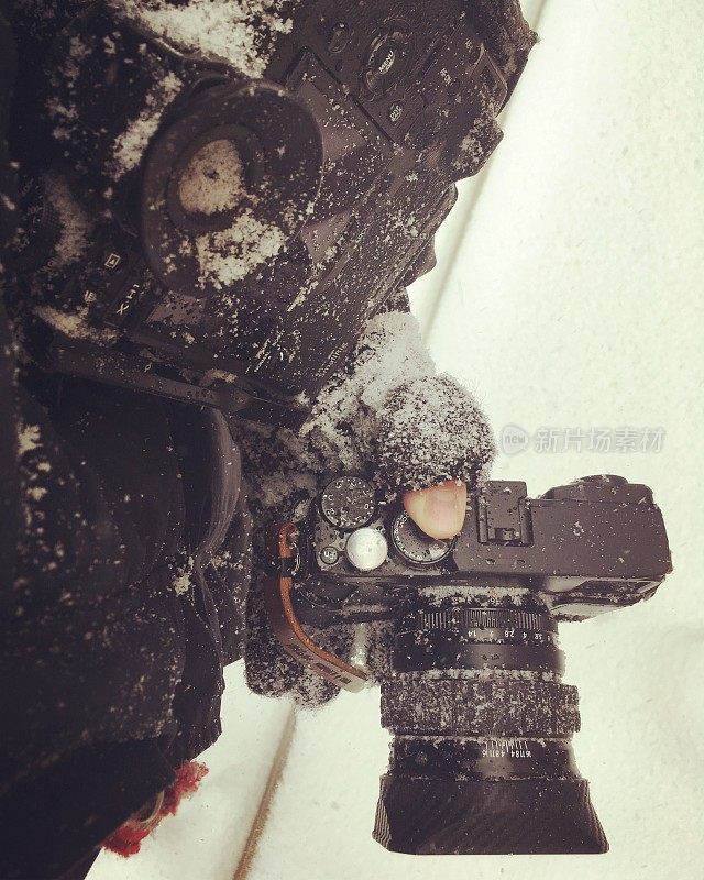 冻结的相机在雪中