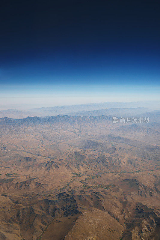 从飞机上俯瞰阿富汗山脉的空中全景
