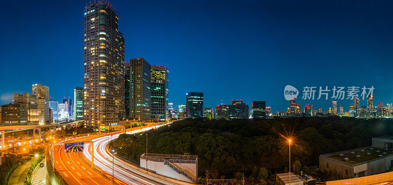 交通疾驰通过未来的摩天大楼城市景观夜景日本东京