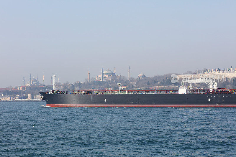 伊斯坦布尔博斯普鲁斯海峡的大型集装箱货船