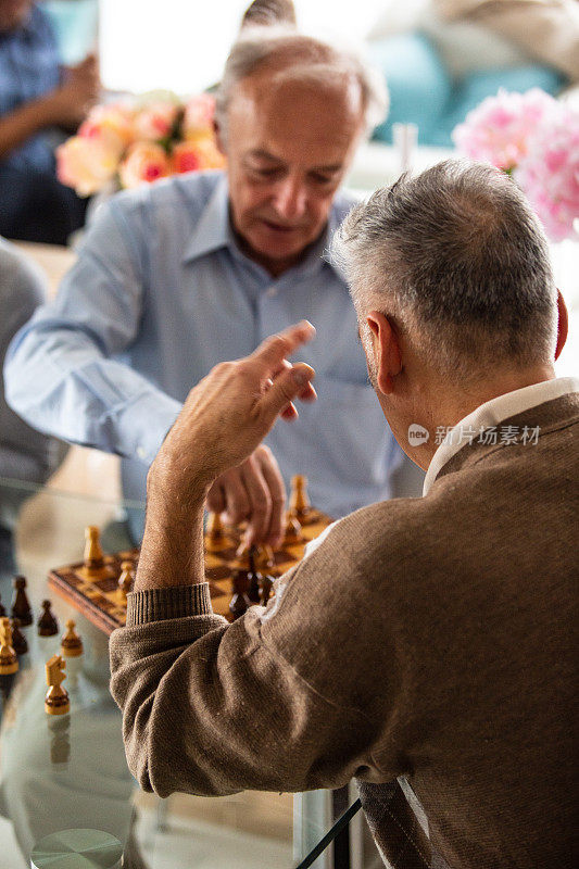 高级男子下棋的特写