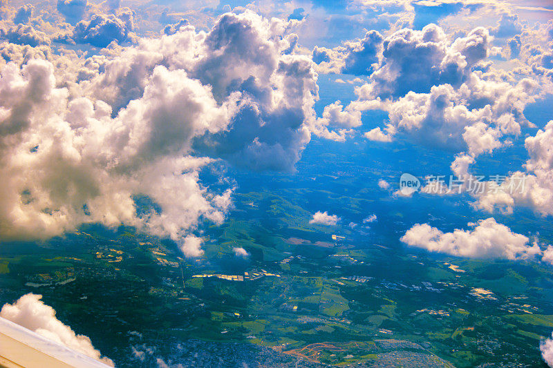从飞机内部看到美丽的天空。