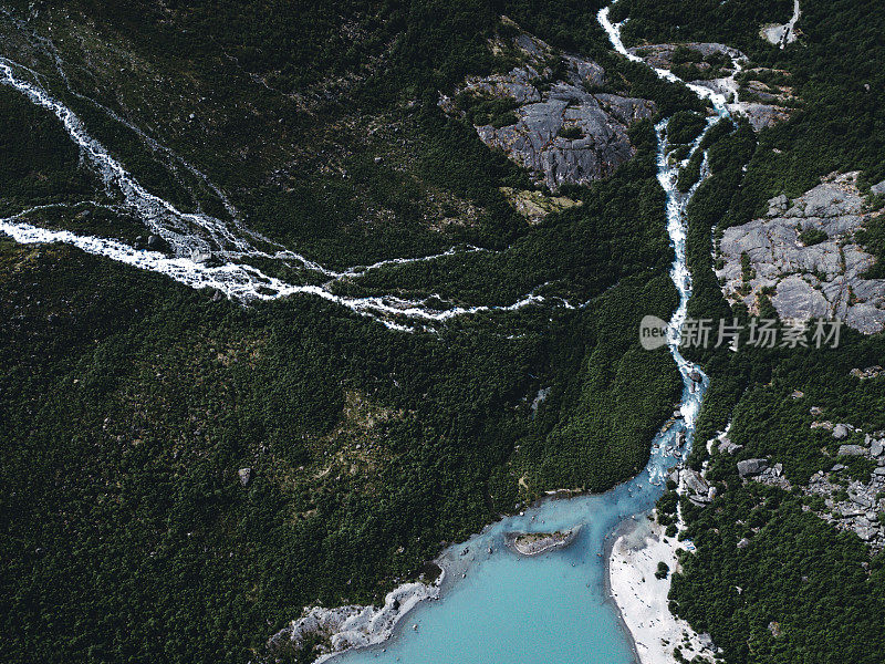 挪威冰川融化形成的绿松石湖鸟瞰图