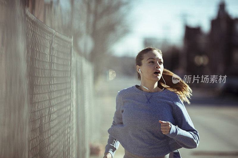 女人慢跑