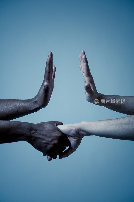 黑人非洲裔美国人和白人手牵着手。种族团结在一起并停止种族主义的概念形象。在种族容忍、理解和合作的概念