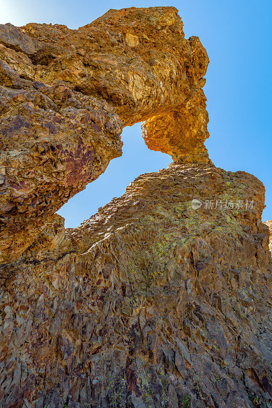 西班牙特内里费岛埃尔泰德火山下的石拱