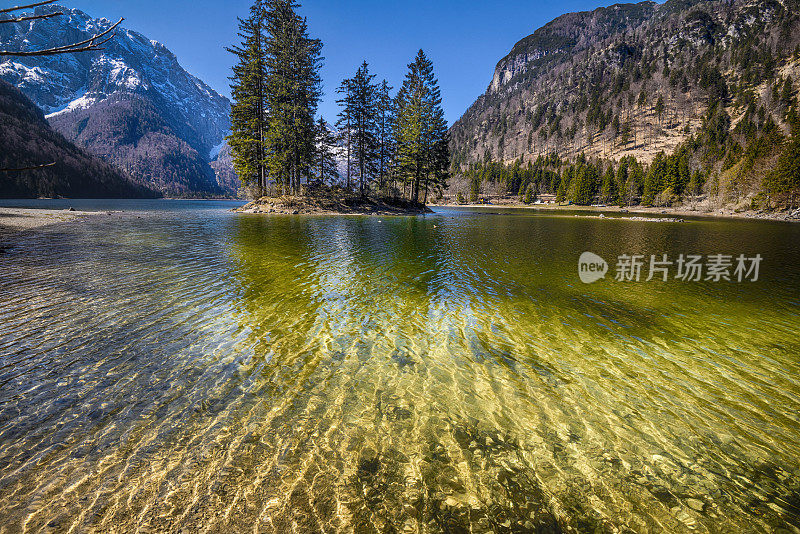 意大利普雷迪尔湖的春景