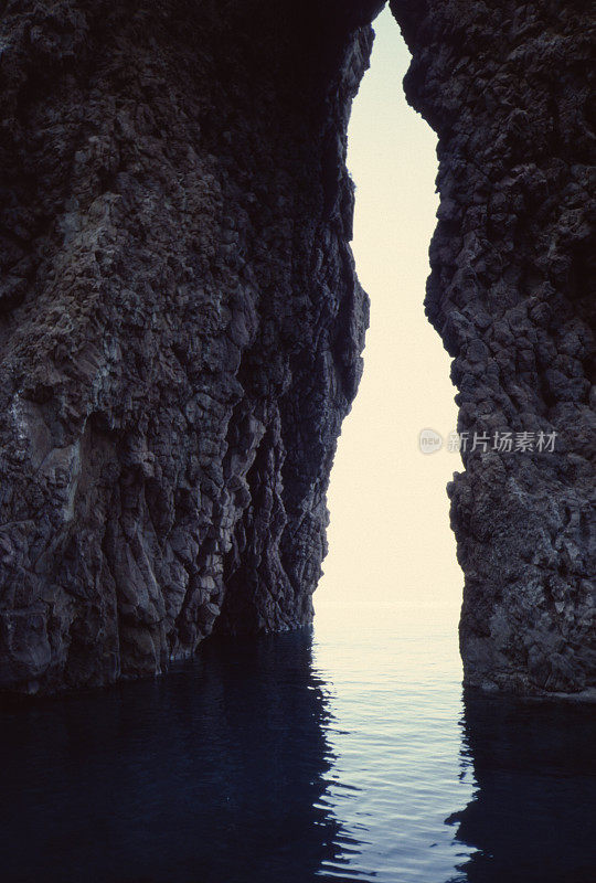 蓬萨岛，海景，蓬廷群岛。1991年滑动扫描。意大利