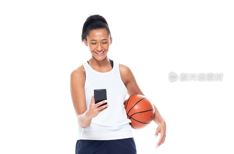 非裔美国篮球运动员在白色背景-在智能手机上发短信