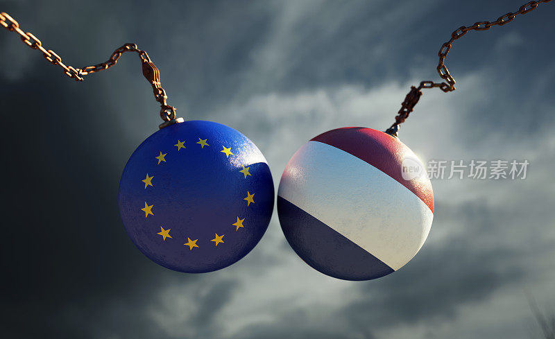 破坏球纹理与欧盟和荷兰国旗在黑暗的暴风雨的天空