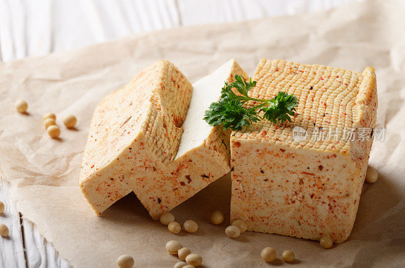 豆腐脑和绿色的羊皮纸豆腐非乳制品代替奶酪
