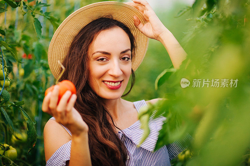 年轻微笑的农业女工