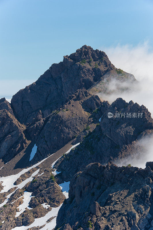 云海之上的山峰