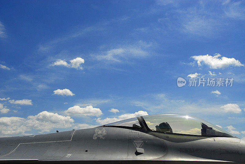 F-16，乌云，蓝天