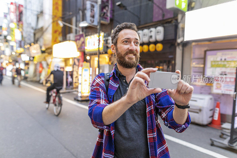 日本游客用手机拍照