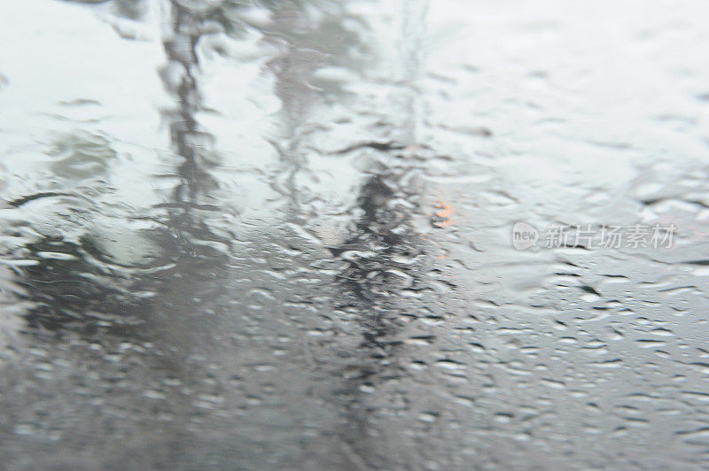 雨点落在挡风玻璃上