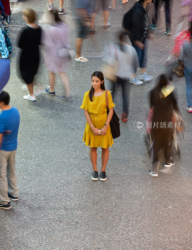 女人用手机，示意模糊市场