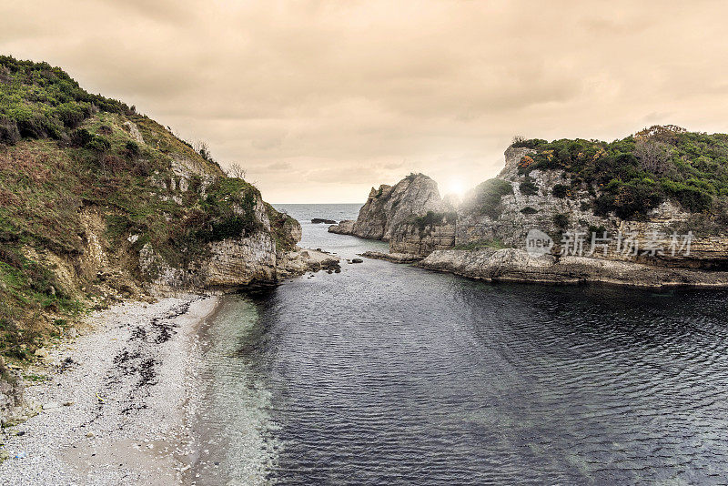 落基的海岸线景观日落在土耳其黑海海岸