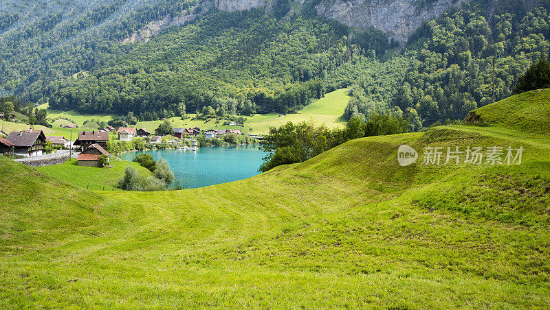 在欧布瓦尔登湖或Lungerersee附近的波登村，瑞士