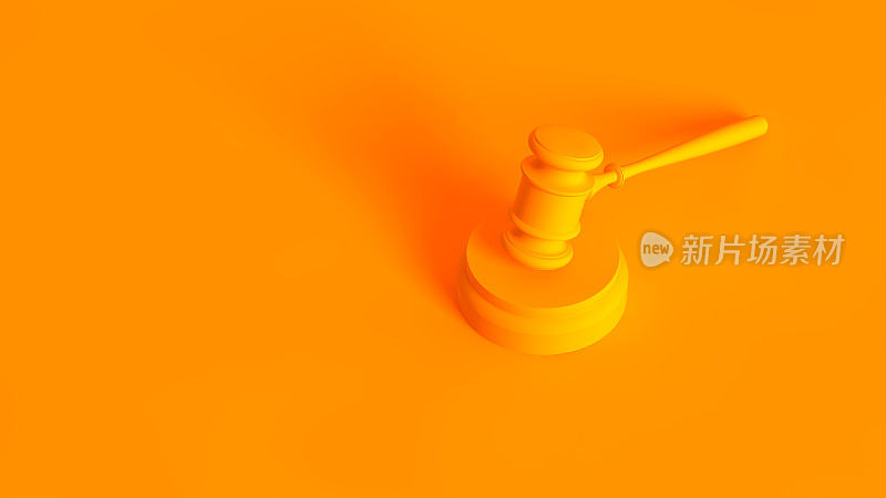 概念上的形象。法律的木槌孤立在橙色的背景上。