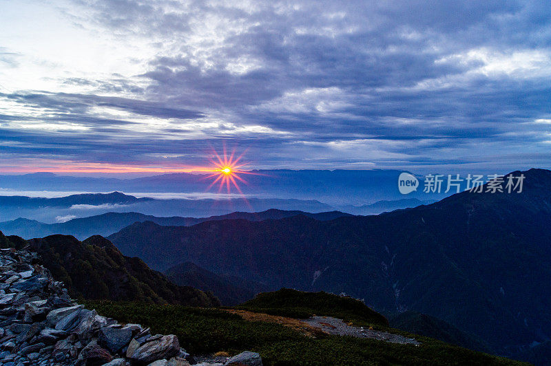 山梨县南阿尔卑斯基塔山的日落